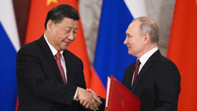 習近平（左）與普京（右）在莫斯科克里姆林宮簽署聯合聲明後握手（21/3/2023）