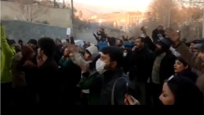 د اوین زندان مخ ته د لاریونوالو انځور