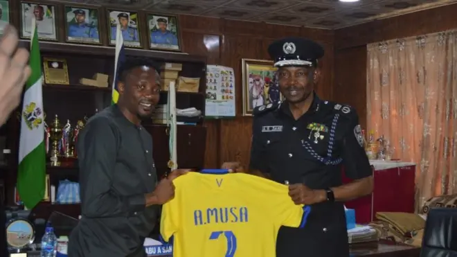 Di real Ahmed Musa with Kano commissioner of police Habu Sani as e visit im office some time back