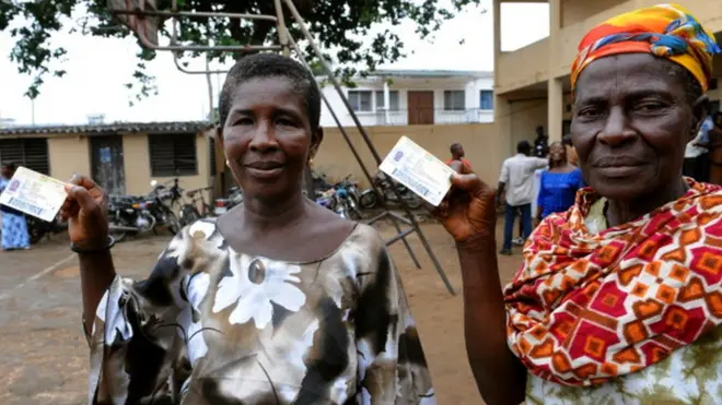 Des femmes montrant leurs cartes d'électeur à Lomé. (Photo d'illustration)