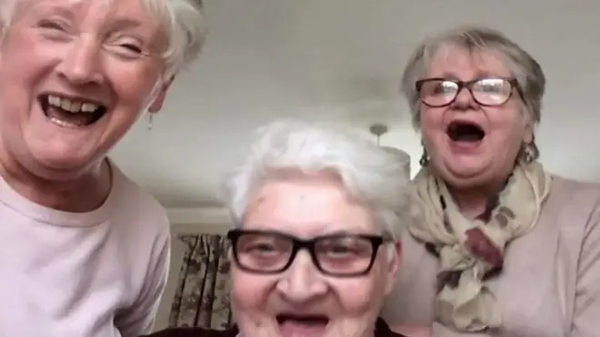 ثلاث جدات معا في مواجهة كورونا