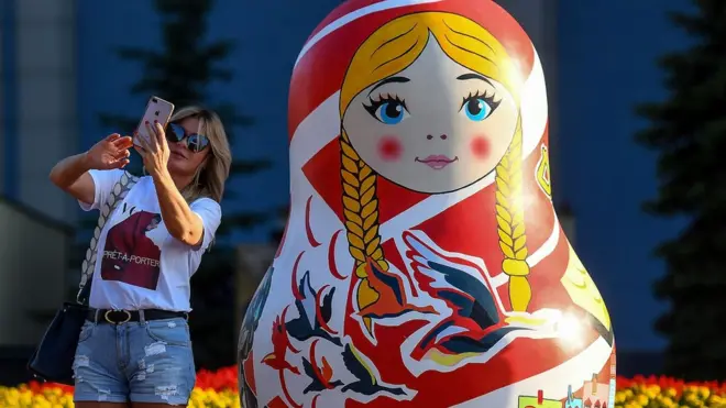 Chụp ảnh với búp bê Matryoshka ở Samara, bên sông Volga mùa giải bóng đá World Cup