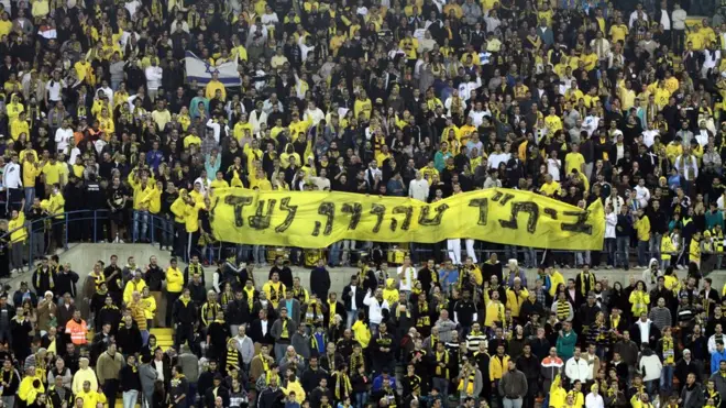 'Beitar sempre puro' dizia a faixa levantada pela torcida