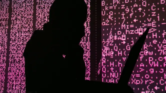 Силуэт человека у компьютера