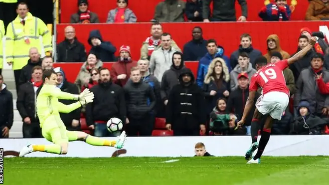 بتسجيله هدفا في المباراة، يصبح ماركوس راشفورد قد سجل في مباراتين متتاليتين في الدوري الإنجليزي، وذلك للمرة الأولى منذ سبتمبر/ أيلول الماضي