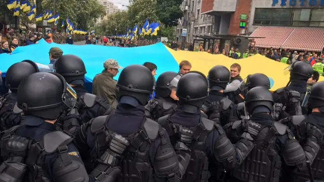 Полицейские препятствовали движению активистов с огромным флагом Украины, чем вызывали их возмущение