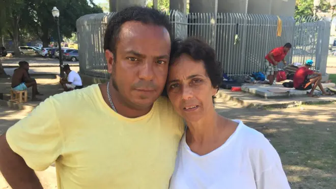 Jorge (ao lado da mulher, Silvia) nunca tinha se imaginado morando na rua, mas dificuldadeconseguir trabalho o deixou sem opções