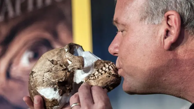 ศ. ลี เบอร์เกอร์ ผู้นำทีมสำรวจที่ค้นพบฟอสซิลของโฮโม นาเลดี ในงานแถลงข่าวของนิตยสาร National Geographic เมื่อปี 2015