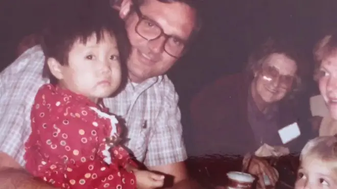 usvojena devojčica traži biološku majku