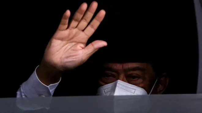 PM Muhyiddin terlihat memasuki kompleks Istana Negara pada Senin (16/08), setelah ada laporan-laporan yang menyebutkan dia akan mengajukan pengunduran dirinya kepada raja.