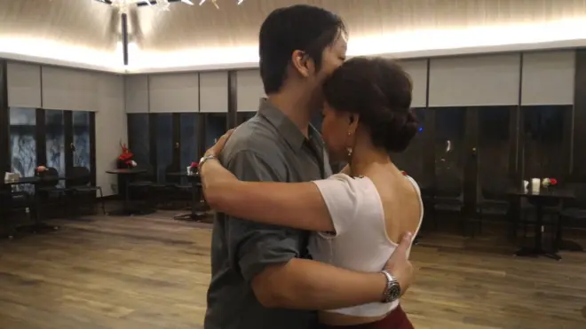 Dua penari Tango yang tergabung dalam komunitas Paciencia Milonga di Jakarta.