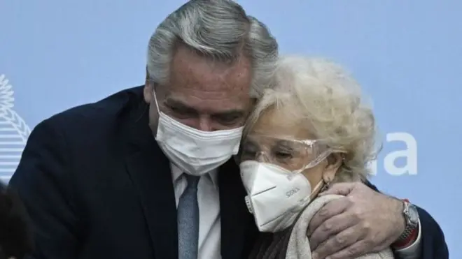 Аргентинський президент захворів на Covid-19 на свій день народження. Російські розробники "Супутника V" кажуть, що вона не гарантує повного захисту