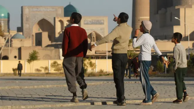 Poligami dilarang oleh undang-undang, namun sering dipraktikkan terutama oleh mereka yang bekerja di luar negeri.