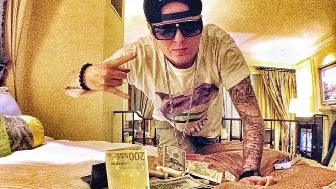 "Считаю бумагу, считаю бумагу, / Считаю бумагу в кроссовках от Prada"