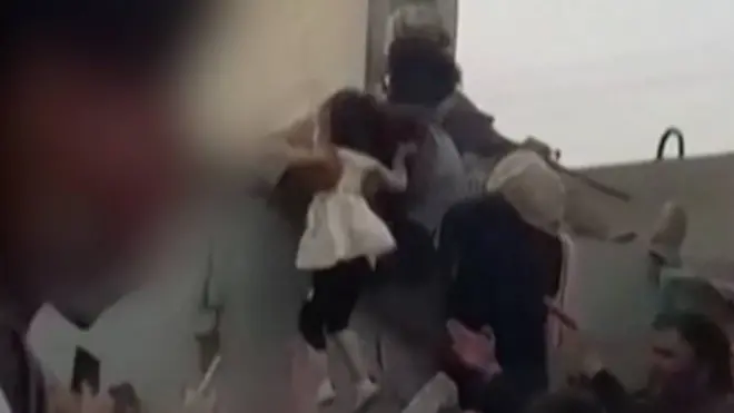 Algunos afganos están optando por entregar a sus hijos a los soldados estadounidenses, a través de un muro, con el objetivo de que sean rescatados.