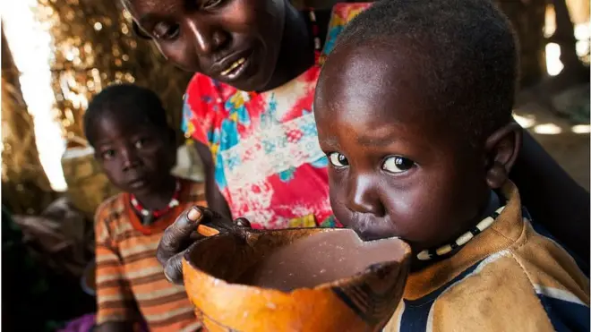 ఆకలిని తట్టుకునేందుకు తన రెండేళ్ల కొడుకు ఒనాంగ్ నగొర్‌కు స్థానికంగా దొరికే సారాయిని తాగిస్తున్న నైబోల్ మడుట్. అంతర్యుద్ధం కారణంగా ఈమె ముగ్గురు పిల్లల్ని కోల్పోయింది