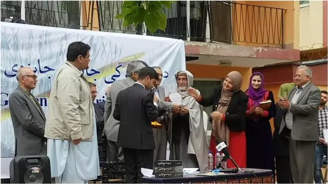 په افغانستان کې د زري کړکۍ ادبي جایزه دا ځل شپږو لیکوالانو او شاعرانو ته ورکړل شوه چې دوه په کې ښځې وې.