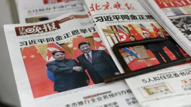 중국을 방문한 김정은 북한 노동당 위원장과 중국 시진핑 국가주석과의 회담을 보도하고 있는 중국 석간신문