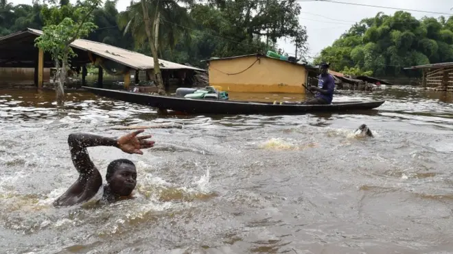 pipo dey swim inside di flood wta