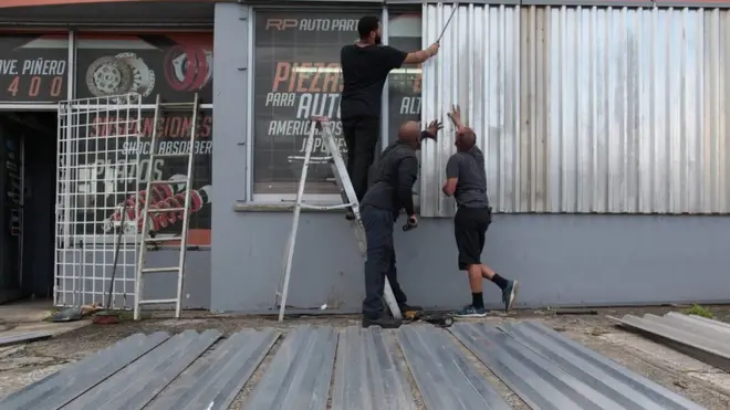 Some people dey prepare their house for Hurricane Irma