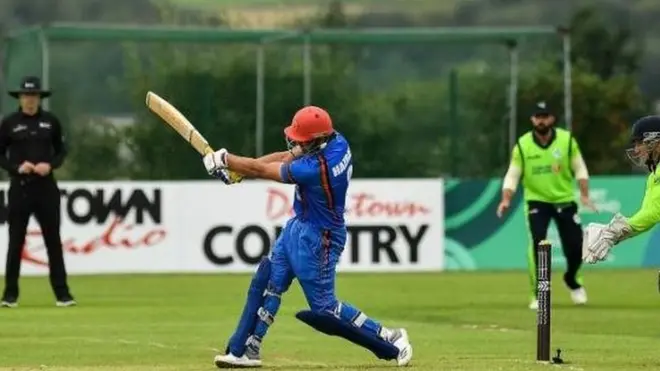 मैच के दौरान शॉट लगाते हज़रतुल्लाह ज़जाई