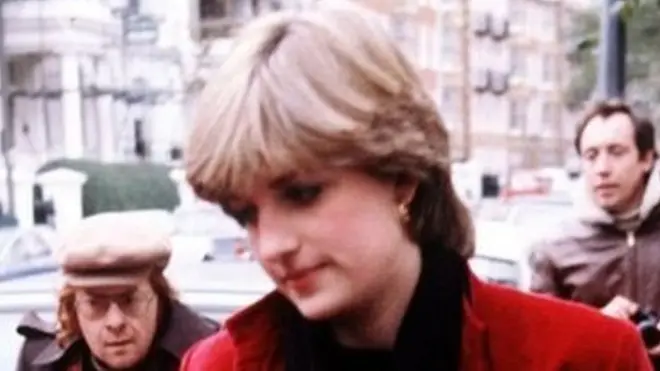 ඩයනා කුමරිය (Princess Diana was one of the most-photographed women in the world)