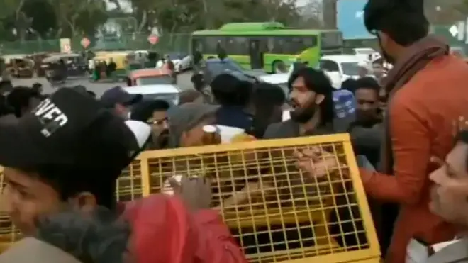 बैरिकेड हटाते लोग