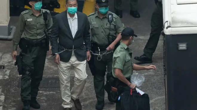 수갑을 차고 호송되는 지미 라이