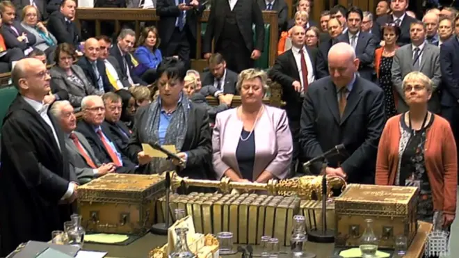 صوت النواب بأغلبية ساحقة لصالح قرار اجراء الانتخابات المبكرة