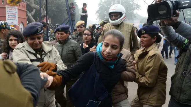 دہلی میں ہونے والے مظاہروں میں پولیس پر خواتین کے ساتھ غیر ضروری طاقت کے استعمال کے الزامات سامنے آئے ہیں