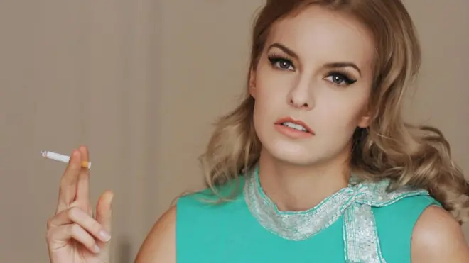 El primer RR.PP. Edward Bernays, persuadió a las mujeres que fumar en público era un acto de liberación femenina.