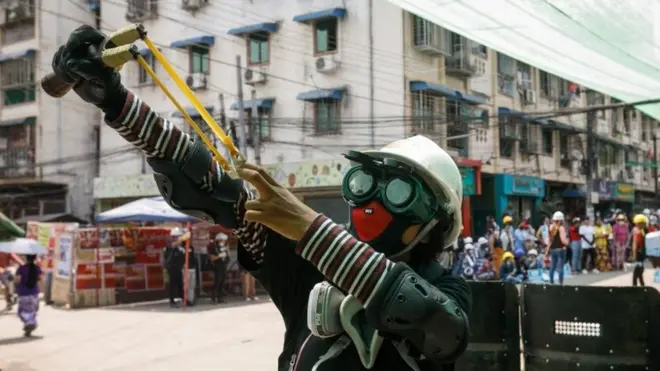 Протести проти хунти у М'янмі: сотні демонстрантів вбиті, затримали журналіста BBC