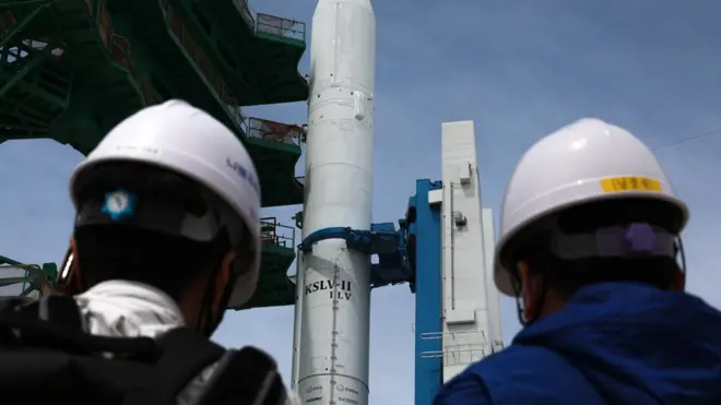 지난해 6월 전남 고흥 나로우주센터에서 누리호 인증모델이 신규 구축된 제2발사대의 인증시험을 위해 발사대에 기립해 있다