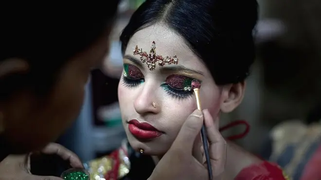 Un fille de 15 ans maquillée pour son mariage avec un homme de 32 ans(Bangladesh).