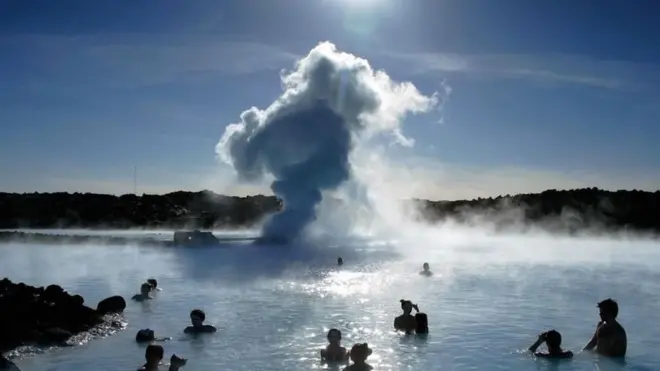 La Laguna Azul es uno de los principales destinos de Islandia.