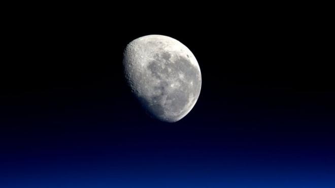 從國際太空站拍攝的月亮照片