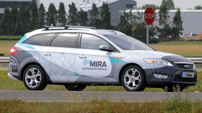 سيارة ذاتية القيادة خلال اختبارها في طريق خاص