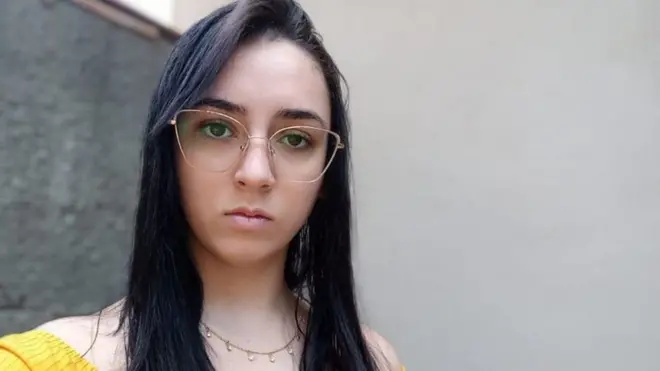Lara da Silva ficou famosa com vídeo de briga dela na escola; ela conta ter sofrido com repercussão do caso e move ações na Justiça contra empresas como Google e Facebook.