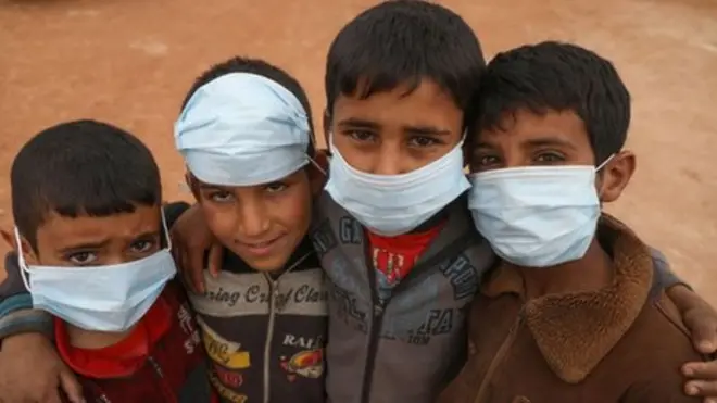 إطفال سوريون في مخيم أطمة في إدلب أثناء دورة توعية حول فيروس كورونا