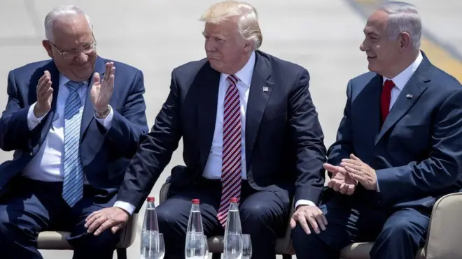 Di Jerusalem, Trump (tengah) bertemu dengan PM Netanyahu (kanan) dan Presiden Reuven Rivlin (kiri).