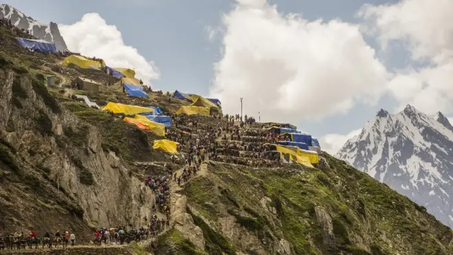 ہر سال تقریباً تین لاکھ ہندو یاتری امرناتھ گھپا میں شِو لِنگ کے درشن کرتے ہیں