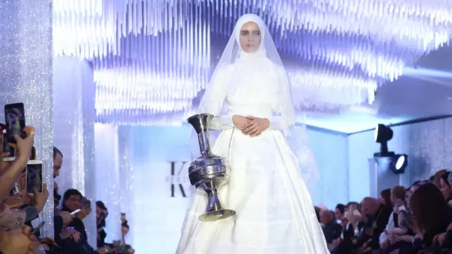 Айшат Кадырова показала в Москве 48 новых образов.