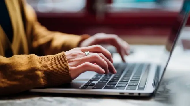 Женщина с ноутом