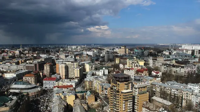 У неділю дощитиме на Західній Україні, а у понеділок негода дійде і до столиці та інших регіонів