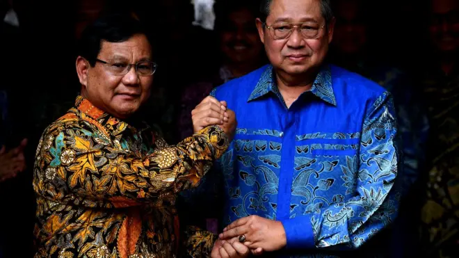 Ketua Umum Partai Gerindra Prabowo Subianto (kiri) berjabat tangan dengan Ketua Umum Partai Demokrat Susilo Bambang Yudhoyono (kanan) usai pertemuan tertutup di kediaman Prabowo, Jalan Kertanegara, Jakarta Selatan, Senin (30/7).