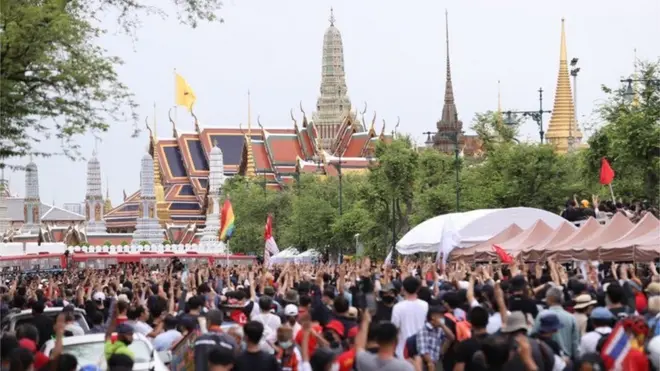 แกนนำประกาศให้ผู้ชุมนุมชู 3 นิ้วต้อนรับรุ้ง-ปนัสยา ที่ทำภารกิจยื่นข้อเรียกร้องในการปฏิรูปสถาบันฯ ได้สำเร็จ