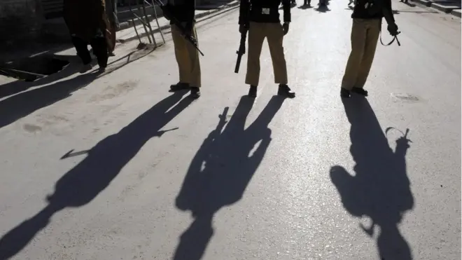 نامعلومه وسله والو د سریاب په چکي شاهواني سیمه کې پر دغو پولیسو ناڅاپه ډزې کړې دي.