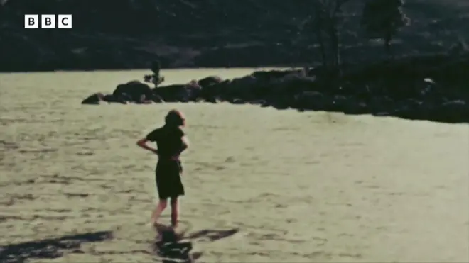 ควีนเอลิซาเบธสำรวจปราสาทบัลมอรัลในสกอตแลนด์