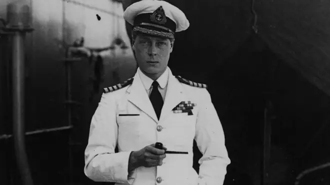 А еще будущего (а потом и бывшего) короля всегда беспокоил вопрос стройности его собственных ног, что врачи считают тревожным симптомом