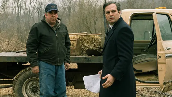 Mark Ruffalo (derecha) interpreta al abogado Rob Bilott en Dark Waters.